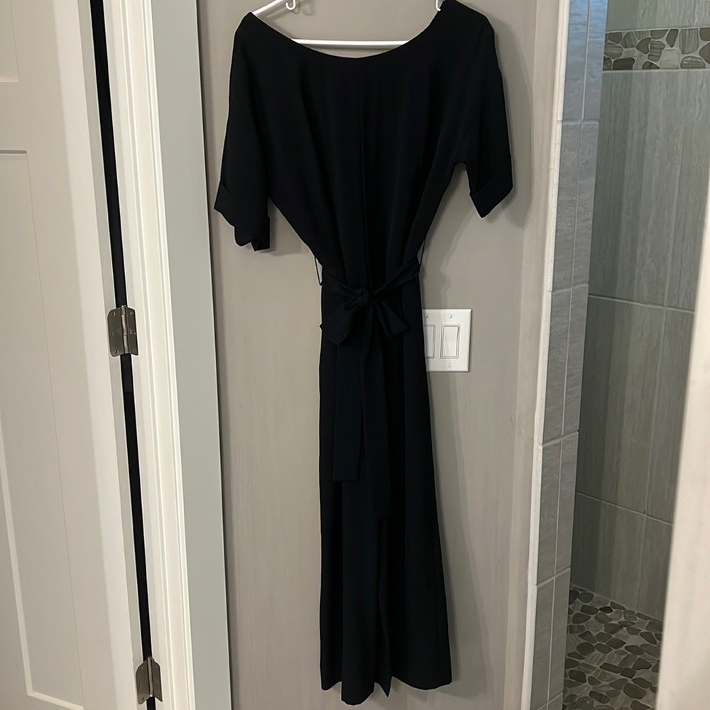 Everlane jumpsuit in black. Size 6. Cropped length and wide legged.